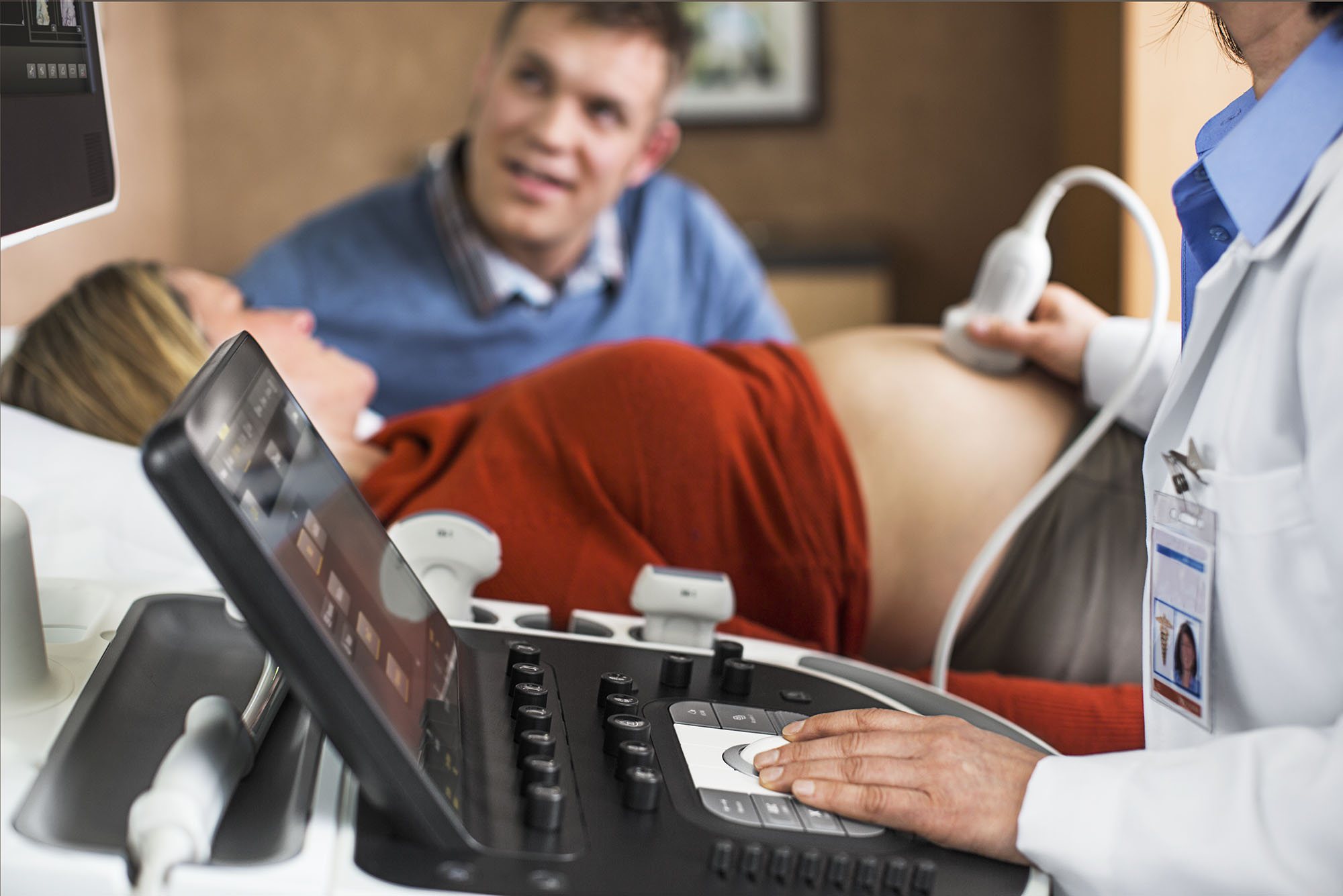 Врач проводит УЗИ